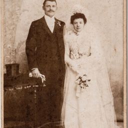 Eugène BOURGOGNE et Yvonne LUCAS le 12/05/1903 à Gréville (50)