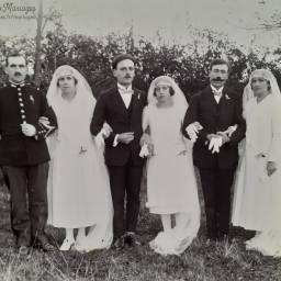 Eugène Marie Joseph DUFEUIL et Amélie Gabrielle JOLY à gauche, Paul Célestin Jean JOLY et Lina VALENTIN au centre,  et Henri GABORIT et Germaine JOLY à droite le 11/09/1925 à Arthenac (17)