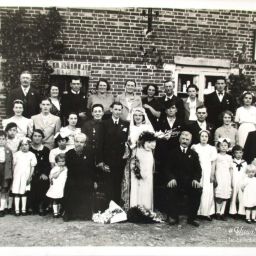 Francis et Bernadette 1939 à Rosay-sur-Lieure (27) - devant la mairie/café