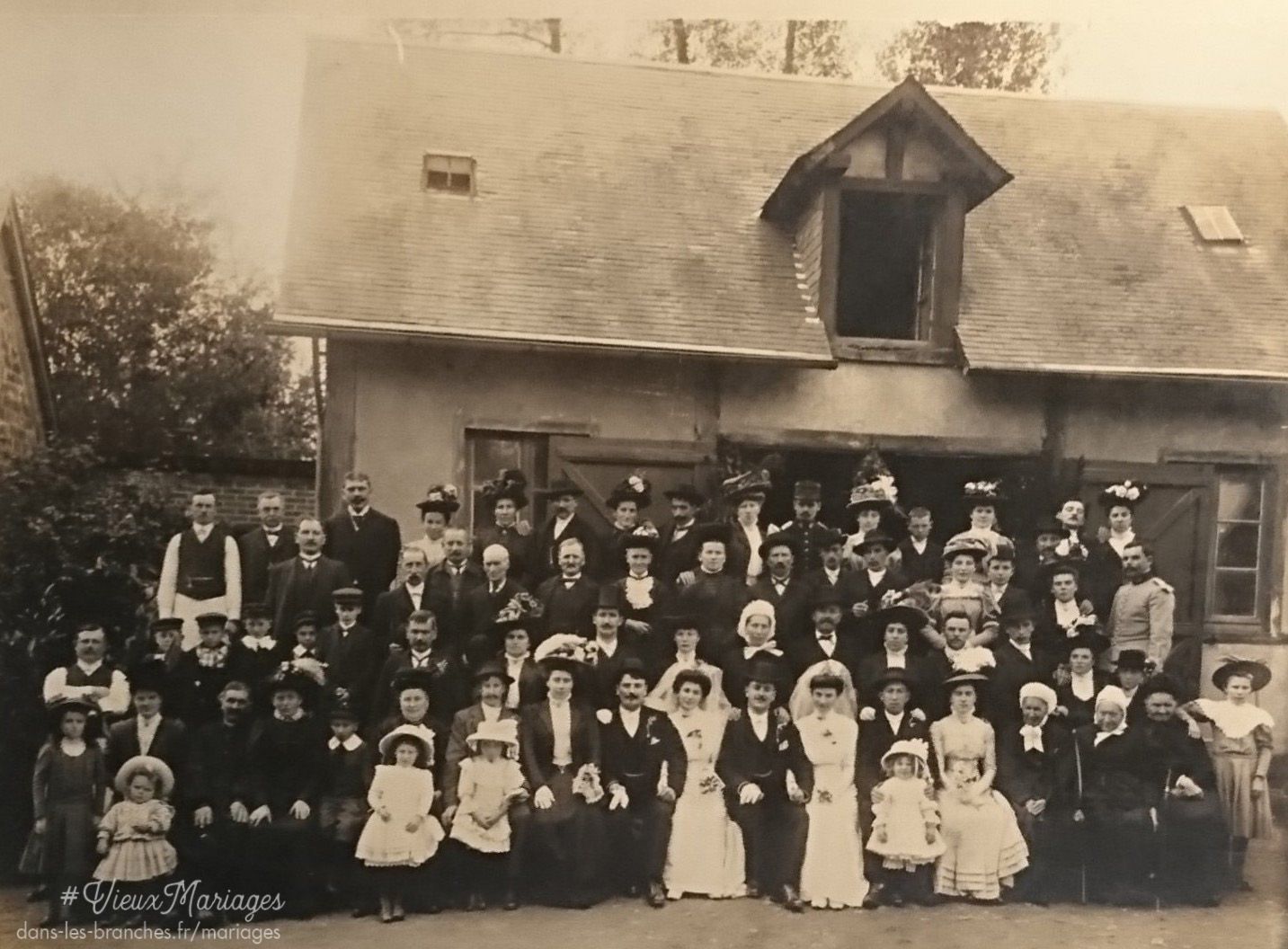 Double mariage : Paul Etienne DURAND et Madeleine DERUNESSON (gauche)  et Armand PELE et Marguerite DURAND (droite) 1909 à Tessé-la-Madeleine (61)