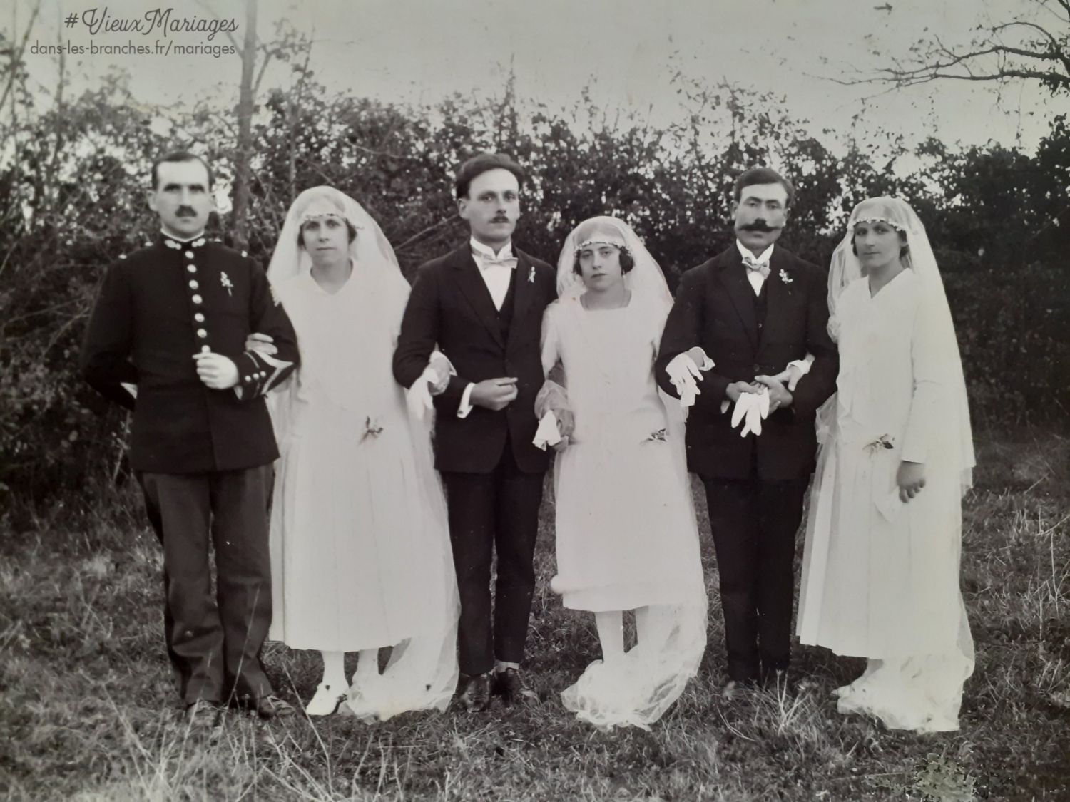 Eugène Marie Joseph DUFEUIL et Amélie Gabrielle JOLY à gauche, Paul Célestin Jean JOLY et Lina VALENTIN au centre,  et Henri GABORIT et Germaine JOLY à droite le 11/09/1925 à Arthenac (17)